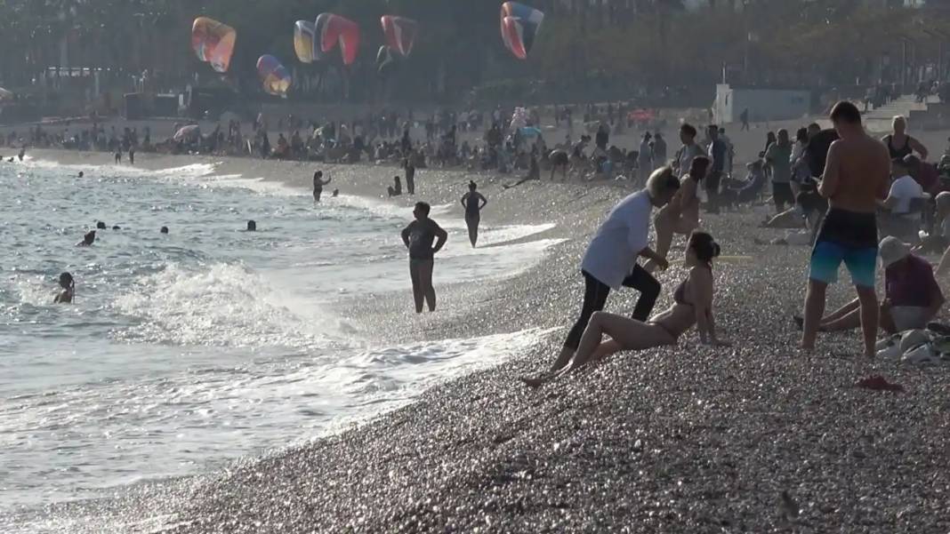 Antalya’da Kasım Sürprizi: 27 Derecede Sahiller Dolup Taştı! 8